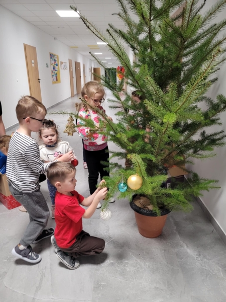 Przedświąteczne dekorowanie przedszkola