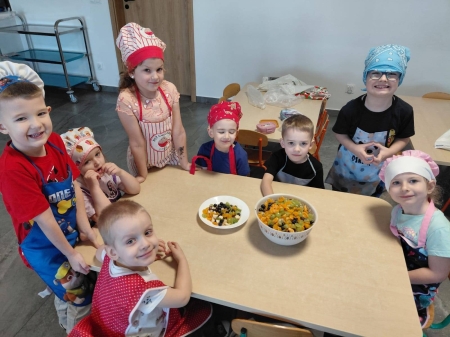 Sałatka owocowa - zajęcia kulinarne w grupie trzeciej