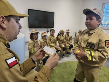 ''Czy powinniśmy bać się dorosłych?''- mali strażacy już to wiedzą.