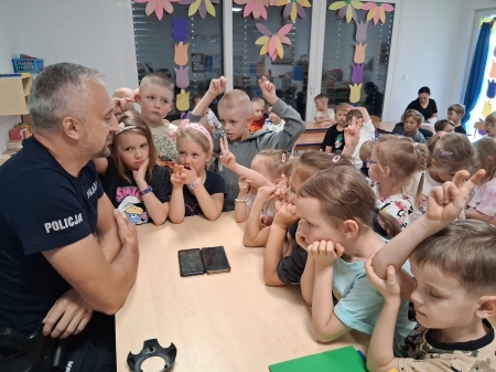 BEZPIECZNE WAKACJE- WIZYTA FUNKCJONARIUSZY POLICJI W PRZEDSZKOLU