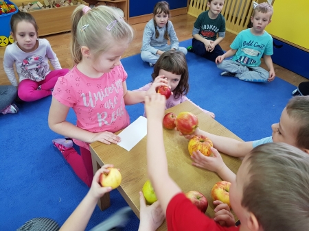 Zabawy sensoryczne z jabłkiem